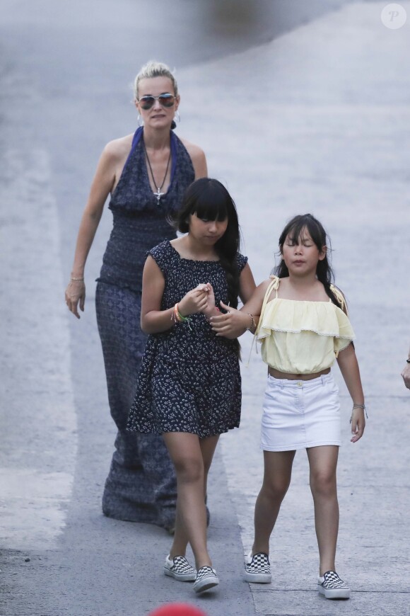 Exclusif -  Laeticia Hallyday et ses filles Jade et Joy - Laeticia Hallyday est allée déposer des bougies sur la tombe de J. Hallyday avec ses filles Jade et Joy et des amis au cimetière de Lorient à Saint-Barthélemy, le 23 avril 2018.