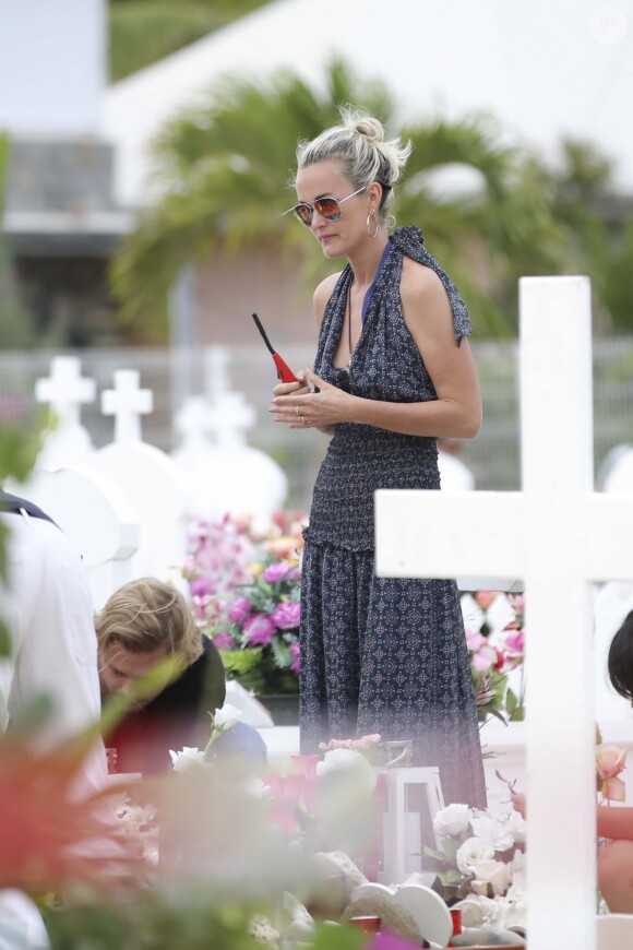 Exclusif - Laeticia Hallyday - Laeticia Hallyday est allée déposer des bougies sur la tombe de J. Hallyday avec ses filles Jade et Joy et des amis au cimetière de Lorient à Saint-Barthélemy, le 23 avril 2018.