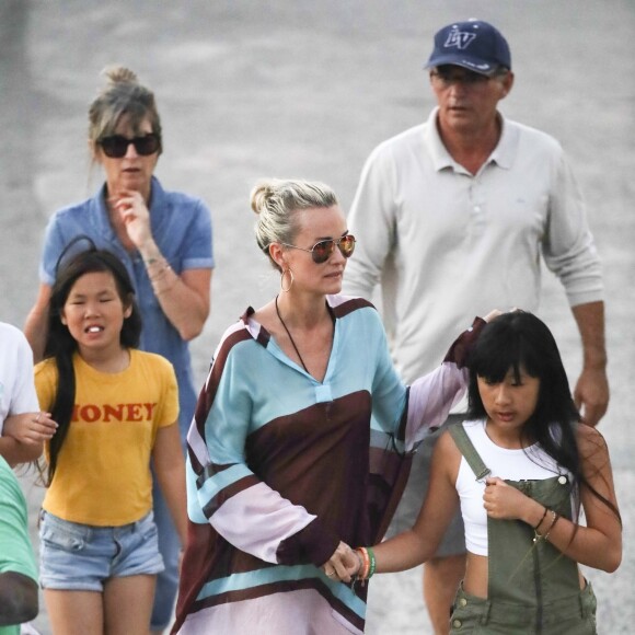 La nounou Sylviane, Laeticia Hallyday, ses filles Joy et Jade et Jean-Pierre Millot (ami très proche du couple Hallyday depuis des années, éditeur à Saint-Barthélemy) - Laeticia Hallyday, ses filles Jade et Joy et Sylviane (la nounou) sont allées se recueillir sur la tombe de J.Hallyday au cimetière marin de Lorient à Saint-Barthélemy, le 20 avril 2018.