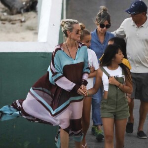 La nounou Sylviane, Laeticia Hallyday, ses filles Joy et Jade et Jean-Pierre Millot (ami très proche du couple Hallyday depuis des années, éditeur à Saint-Barthélemy) - Laeticia Hallyday, ses filles Jade et Joy et Sylviane (la nounou) sont allées se recueillir sur la tombe de J.Hallyday au cimetière marin de Lorient à Saint-Barthélemy, le 20 avril 2018.