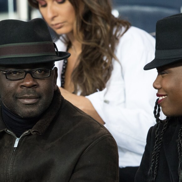 Lilian Thuram et sa compagne Kareen Guiock dans les tribunes du Parc des Princes lors du match du Paris Saint-Germain (PSG) contre l'En Avant Guingamp (EAG) à Paris, le 29 avril 2018 (score final : 2-2). © Cyril Moreau/Bestimage