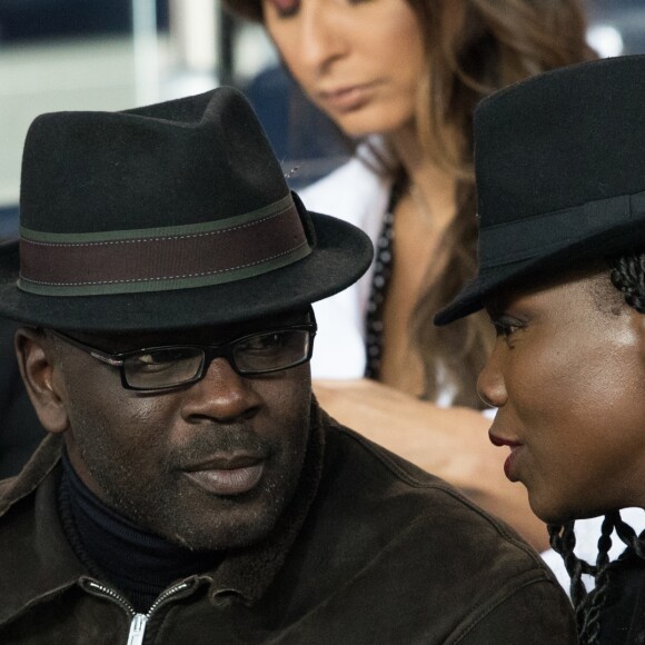 Lilian Thuram et sa compagne Kareen Guiock dans les tribunes du Parc des Princes lors du match du Paris Saint-Germain (PSG) contre l'En Avant Guingamp (EAG) à Paris, le 29 avril 2018 (score final : 2-2). © Cyril Moreau/Bestimage