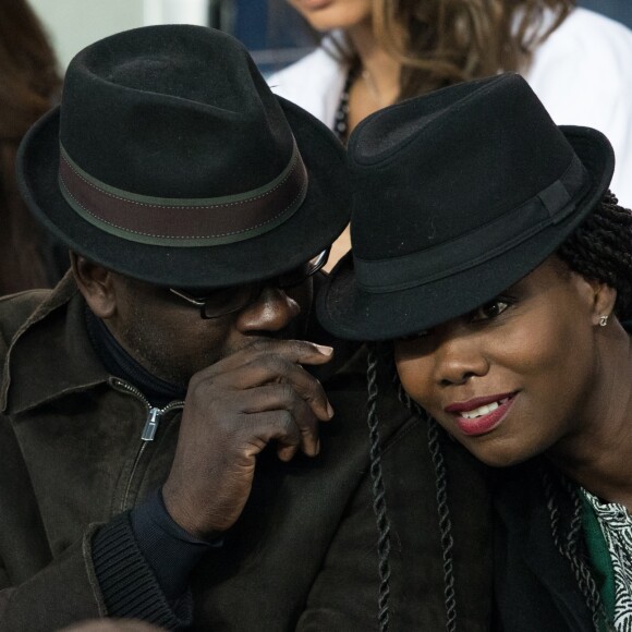 Lilian Thuram et sa compagne Kareen Guiock dans les tribunes du Parc des Princes lors du match du Paris Saint-Germain (PSG) contre l'En Avant Guingamp (EAG) à Paris, le 29 avril 2018 (score final : 2-2). © Cyril Moreau/Bestimage