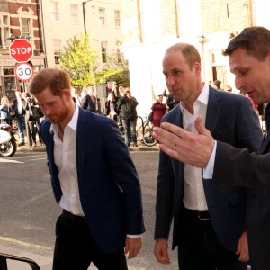 Le prince Harry inaugurait le 26 avril 2018 à Londres avec son frère le prince William le centre Greenhouse, une salle de sport. Sous l'impulsion de sa fiancée Meghan Markle, Harry aurait complètement changé de régime alimentaire et perdu du poids.