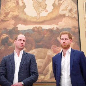 Le prince Harry inaugurait le 26 avril 2018 à Londres avec son frère le prince William le centre Greenhouse, une salle de sport. Sous l'impulsion de sa fiancée Meghan Markle, Harry aurait complètement changé de régime alimentaire et perdu du poids.