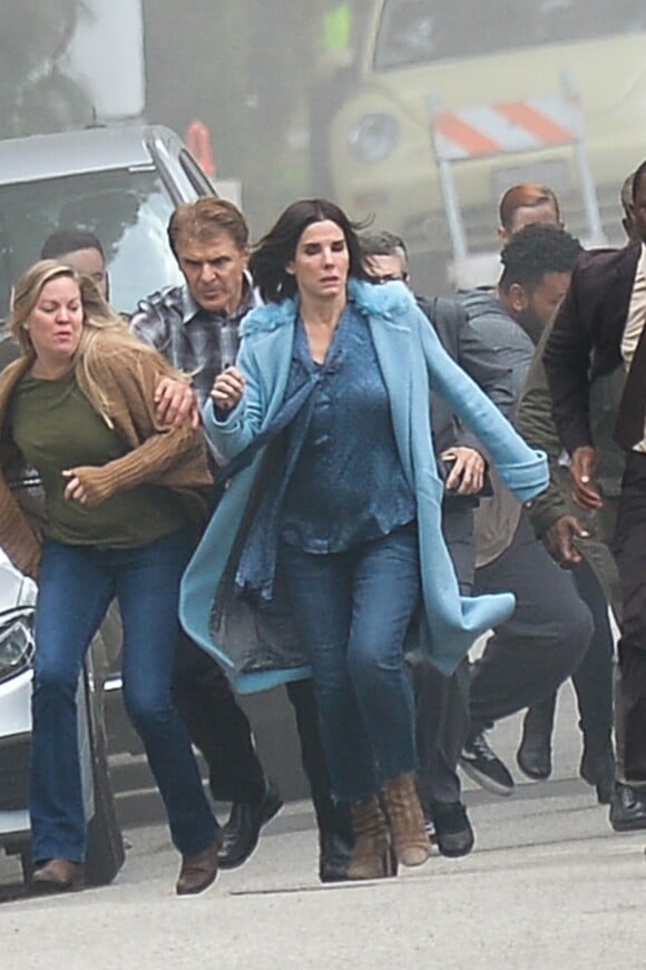 Sandra Bullock effectue une cascade sur le tournage de "Bird Box" à Los Angeles, le 2 novembre 2017.