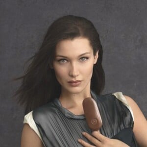 Bella Hadid est l'ambassadrice de la collaboration Magnum® x Alexandra Wang.