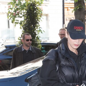 Bella Hadid arrive à l'hôtel Royal Monceau à Paris, France, le 2 mai 2018.