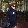 Bella Hadid quitte l'hôtel Royal Monceau pour se rendre à la boutique Chanel à Paris le 2 mai 2018.