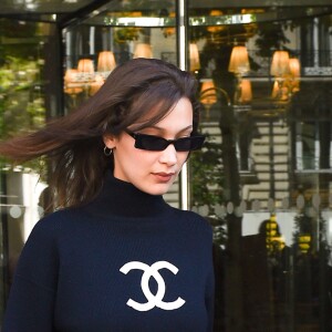 Bella Hadid quitte l'hôtel Royal Monceau pour se rendre à la boutique Chanel à Paris le 2 mai 2018.