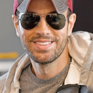 Enrique Iglesias pose dans les studios de la radio Hits à Hollywood en Floride, le 3 mai 2018.