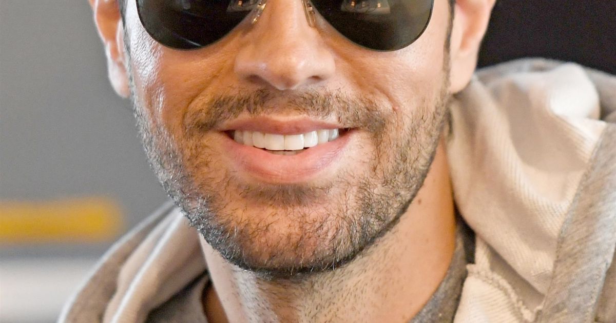 Enrique Iglesias pose dans les studios de la radio Hits à Hollywood en