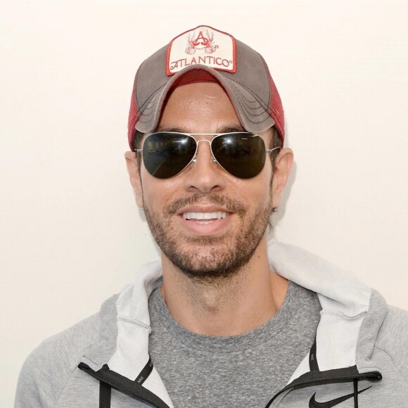 Enrique Iglesias pose dans les studios de la radio Hits à Hollywood en Floride, le 3 mai 2018.