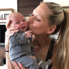 Anna Kournikova avec l'un de ses jumeaux. Janvier 2018.