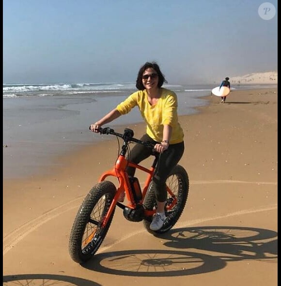 Nathalie Péchalat fait du vélo sur une plage du Cap-Ferret le 6 mai 2018.