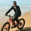 Jean Dujardin fait du vélo sur une plage du Cap-Ferret le 6 mai 2018.