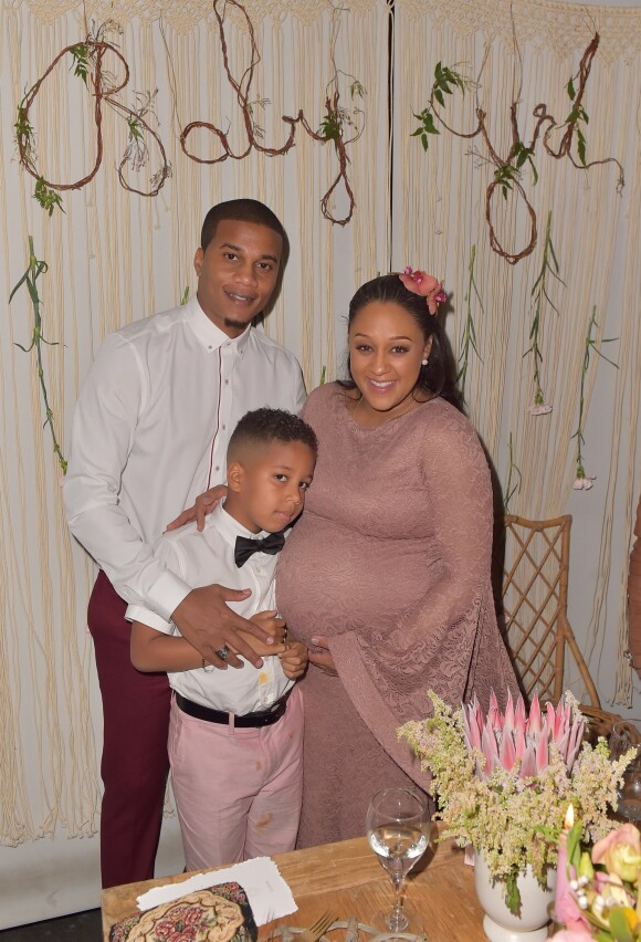 Tia Mowry enceinte avec son mari Cory Hardrict et leur fils Cree Taylor Hardrict à Beverly Hills, le 2 avril 2018.