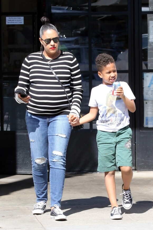 Exclusif - Tia Mowry très enceinte est allée déjeuner avec son fils Timothy au restaurant Joan's à Los Angeles, le 28 mars 2018.