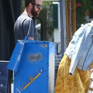 Kate Hudson enceinte et son compagnon Danny Fujikawa sont allés diner en amoureux à Brentwood, le 6 mai 2018.