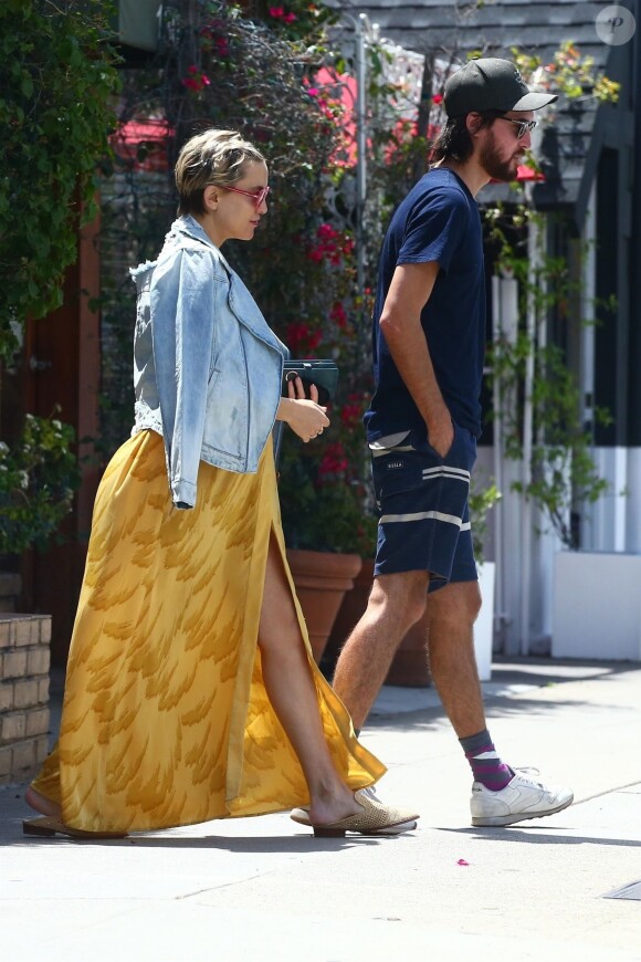 Kate Hudson enceinte et son compagnon Danny Fujikawa sont allés diner en amoureux à Brentwood, le 6 mai 2018.