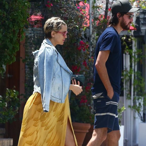 Kate Hudson enceinte et son compagnon Danny Fujikawa sont allés diner en amoureux à Brentwood, le 6 mai 2018.