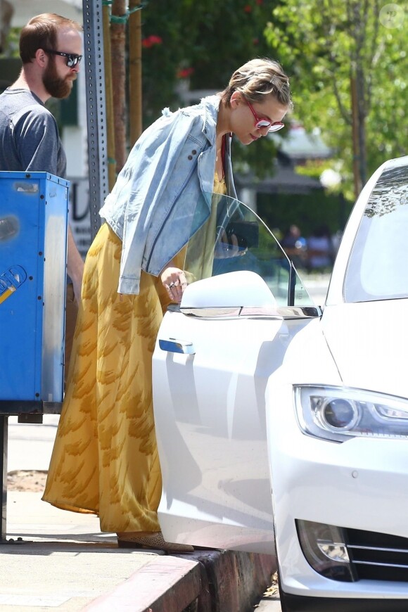 Kate Hudson enceinte et son compagnon Danny Fujikawa sont allés diner en amoureux à Brentwood, le 6 mai 2018.