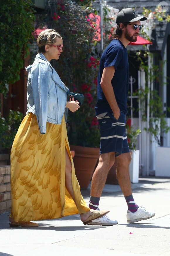 Kate Hudson enceinte et son compagnon Danny Fujikawa sont allés diner en amoureux à Brentwood, le 6 mai 2018.