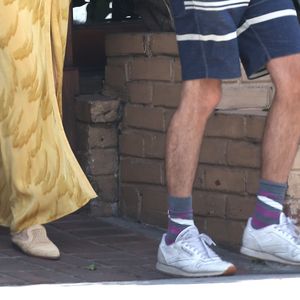 Kate Hudson enceinte et son compagnon Danny Fujikawa sont allés diner en amoureux à Brentwood, le 6 mai 2018.