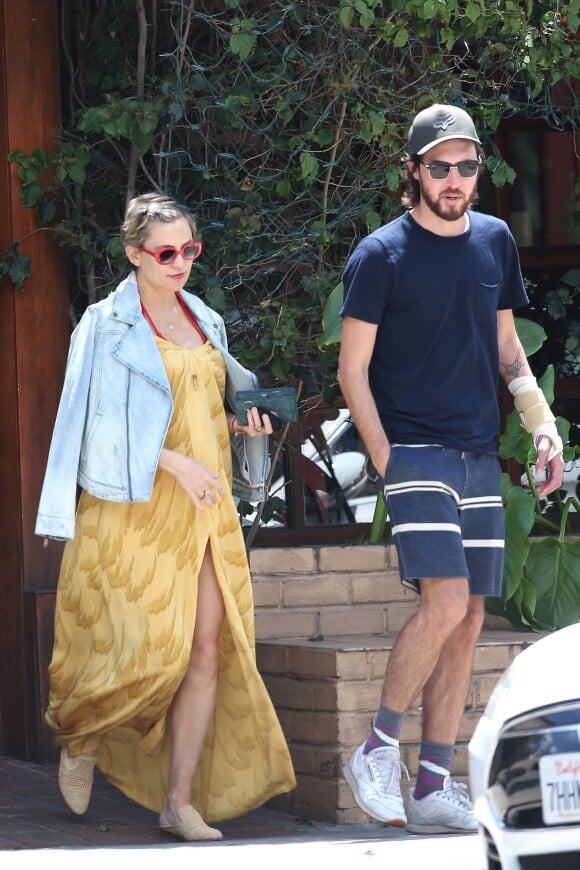 Kate Hudson enceinte et son compagnon Danny Fujikawa sont allés diner en amoureux à Brentwood, le 6 mai 2018.