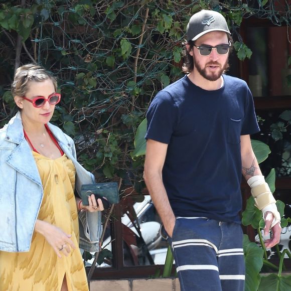 Kate Hudson enceinte et son compagnon Danny Fujikawa sont allés diner en amoureux à Brentwood, le 6 mai 2018.