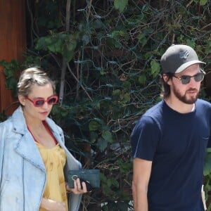 Kate Hudson enceinte et son compagnon Danny Fujikawa sont allés diner en amoureux à Brentwood, le 6 mai 2018.