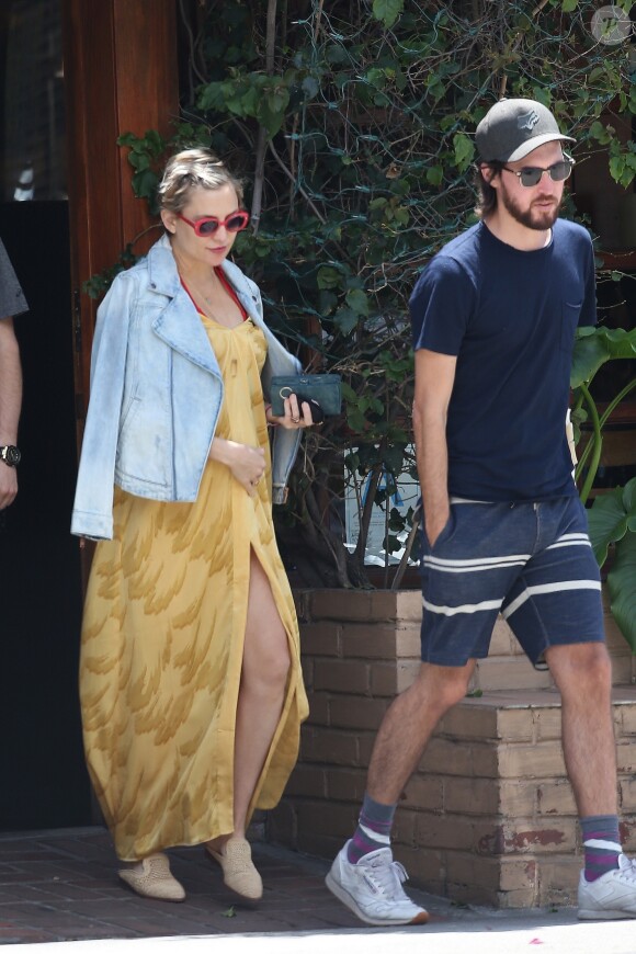 Kate Hudson enceinte et son compagnon Danny Fujikawa sont allés diner en amoureux à Brentwood, le 6 mai 2018.