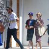 Exclusif - Kate Hudson, enceinte est allée déjeuner avec ses enfants Ryder et Bingham accompagnée de son compagnon Danny Fujikawa à Santa Monica, le 22 avril 2018.