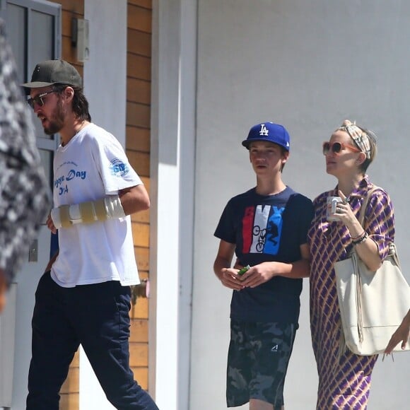 Exclusif - Kate Hudson, enceinte est allée déjeuner avec ses enfants Ryder et Bingham accompagnée de son compagnon Danny Fujikawa à Santa Monica, le 22 avril 2018.
