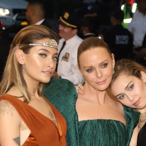 Paris Jackson, Stella McCartney, Miley Cyrus - Les célébrités arrivent à l'ouverture de l'exposition Heavenly Bodies: Fashion and the Catholic Imagination à New York, le 7 mai 2018