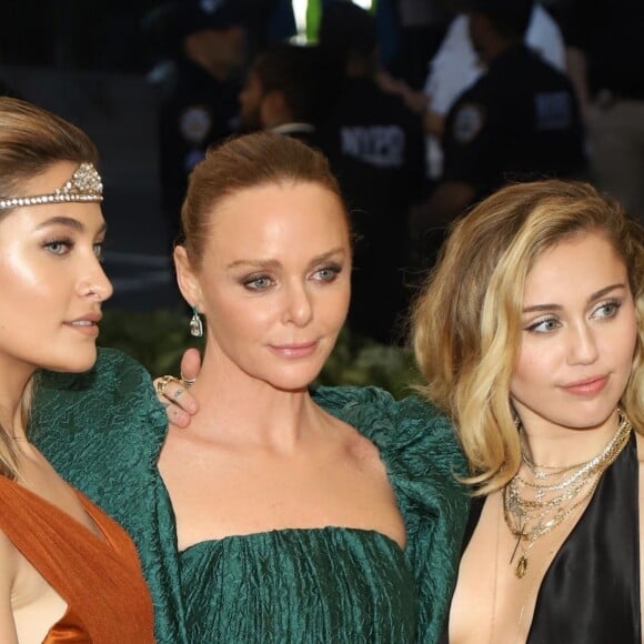 Paris Jackson, Stella McCartney, Miley Cyrus - Les célébrités arrivent à l'ouverture de l'exposition Heavenly Bodies: Fashion and the Catholic Imagination à New York, le 7 mai 2018