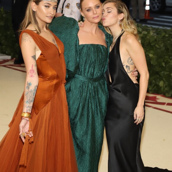 Paris Jackson, Stella McCartney, Miley Cyrus - Les célébrités arrivent à l'ouverture de l'exposition Heavenly Bodies: Fashion and the Catholic Imagination à New York, le 7 mai 2018