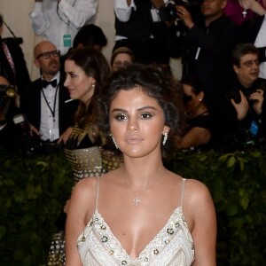 Selena Gomez à l'ouverture de l'exposition "Corps célestes : Mode et imagerie catholique" pour le Met Gala à New York, le 7 mai 2018.