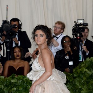 Selena Gomez à l'ouverture de l'exposition "Corps célestes : Mode et imagerie catholique" pour le Met Gala à New York, le 7 mai 2018.