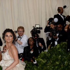 Selena Gomez à l'ouverture de l'exposition "Corps célestes : Mode et imagerie catholique" pour le Met Gala à New York, le 7 mai 2018.