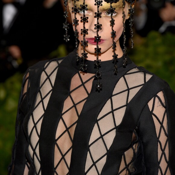Cara Delevingne (en dior) à l'ouverture de l'exposition "Corps célestes : Mode et imagerie catholique" pour le Met Gala à New York, le 7 mai 2018.