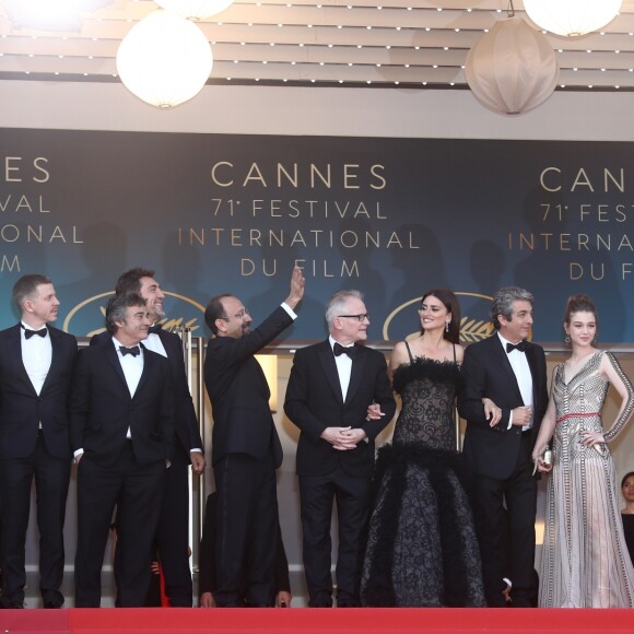Pierre Lescure, Alexandre Mallet-Guy, Eduard Fernandez, Javier Bardem, Asghar Farhadi, Thierry Frémaux, Penélope Cruz, Ricardo Darin, Carla Campra, Elvira Minguez, Sara Salamo, Inma Cuesta - Montée des marches du film "Everybody Knows" lors de la cérémonie d'ouverture du 71e Festival International du Film de Cannes. Le 8 mai 2018 © Borde-Jacovides-Moreau/Bestimage
