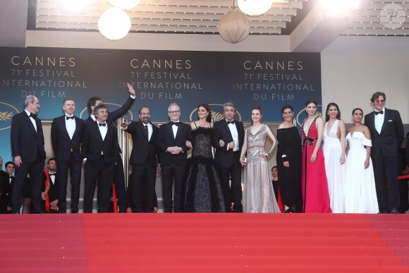 Pierre Lescure, Alexandre Mallet-Guy, Eduard Fernandez, Javier Bardem, Asghar Farhadi, Thierry Frémaux, Penélope Cruz, Ricardo Darin, Carla Campra, Elvira Minguez, Sara Salamo, Inma Cuesta - Montée des marches du film "Everybody Knows" lors de la cérémonie d'ouverture du 71e Festival International du Film de Cannes. Le 8 mai 2018 © Borde-Jacovides-Moreau/Bestimage