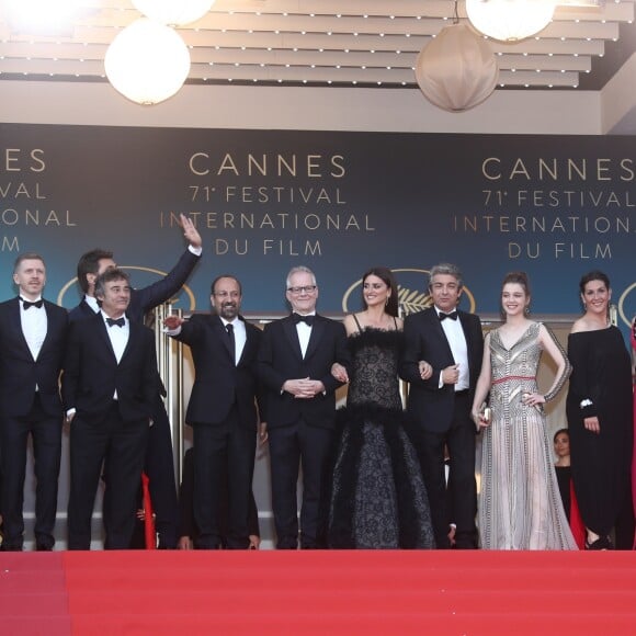 Pierre Lescure, Alexandre Mallet-Guy, Eduard Fernandez, Javier Bardem, Asghar Farhadi, Thierry Frémaux, Penélope Cruz, Ricardo Darin, Carla Campra, Elvira Minguez, Sara Salamo, Inma Cuesta - Montée des marches du film "Everybody Knows" lors de la cérémonie d'ouverture du 71e Festival International du Film de Cannes. Le 8 mai 2018 © Borde-Jacovides-Moreau/Bestimage