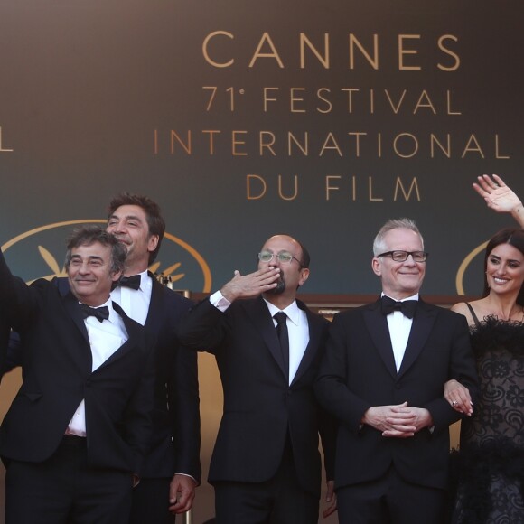 Pierre Lescure, Alexandre Mallet-Guy, Eduard Fernandez, Javier Bardem, Asghar Farhadi, Thierry Frémaux, Penélope Cruz, Ricardo Darin, Carla Campra, Elvira Minguez, Sara Salamo, Inma Cuesta - Montée des marches du film "Everybody Knows" lors de la cérémonie d'ouverture du 71e Festival International du Film de Cannes. Le 8 mai 2018 © Borde-Jacovides-Moreau/Bestimage