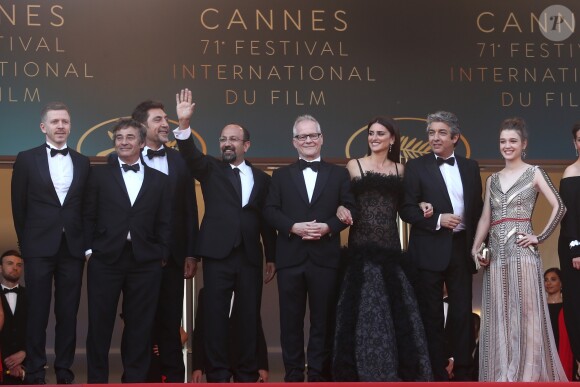 Pierre Lescure, Alexandre Mallet-Guy, Eduard Fernandez, Javier Bardem, Asghar Farhadi, Thierry Frémaux, Penélope Cruz, Ricardo Darin, Carla Campra, Elvira Minguez, Sara Salamo, Inma Cuesta - Montée des marches du film "Everybody Knows" lors de la cérémonie d'ouverture du 71e Festival International du Film de Cannes. Le 8 mai 2018 © Borde-Jacovides-Moreau/Bestimage