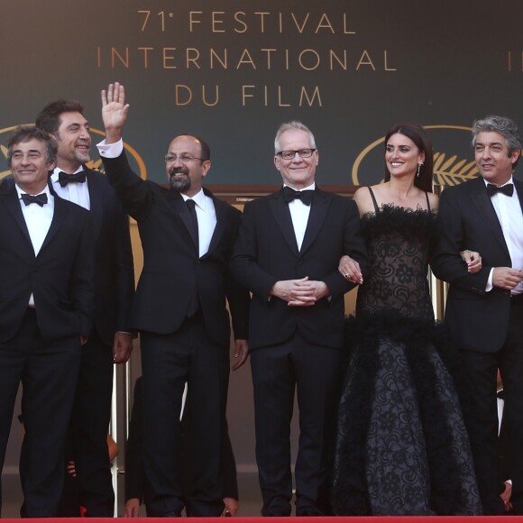 Pierre Lescure, Alexandre Mallet-Guy, Eduard Fernandez, Javier Bardem, Asghar Farhadi, Thierry Frémaux, Penélope Cruz, Ricardo Darin, Carla Campra, Elvira Minguez, Sara Salamo, Inma Cuesta - Montée des marches du film "Everybody Knows" lors de la cérémonie d'ouverture du 71e Festival International du Film de Cannes. Le 8 mai 2018 © Borde-Jacovides-Moreau/Bestimage