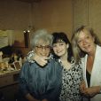 Dans les coulisses lors de son concert à l'Olympia, Maurane debout dans sa loge, avec Catherine Lara et Alice Dona en mai 1992 © Alain Canu via Bestimage