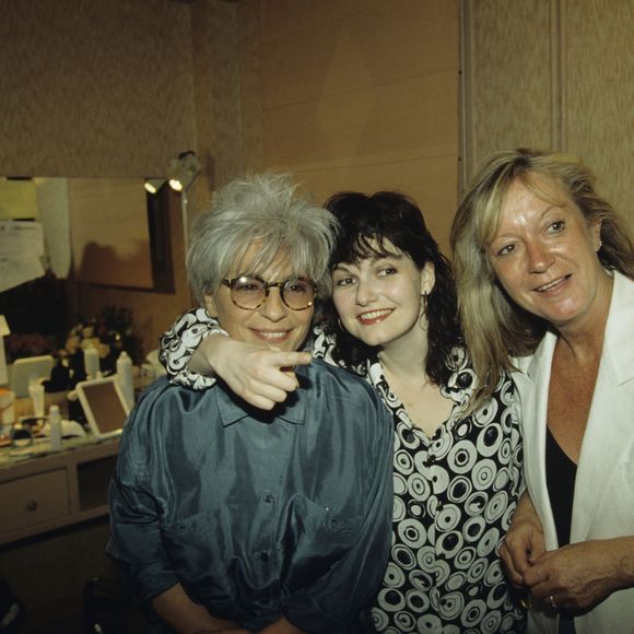 Dans les coulisses lors de son concert à l'Olympia, Maurane debout dans sa loge, avec Catherine Lara et Alice Dona en mai 1992 © Alain Canu via Bestimage