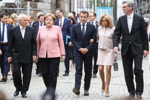 La chancelière fédérale d'Allemagne Angela Merkel, le président de la République française Emmanuel Macron, sa femme la Première Dame Brigitte Macron (Trogneux) et le maire d'Aix-la-Chapelle Marcel Philipp arrivent pour assister à la messe à la cathédrale d'Aix-la-Chapelle, Allemagne, le 10 mai 2018,© Stéphane Lemouton/Bestimage